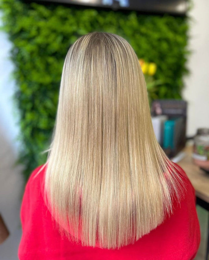 Efter: blont hår, slätare och glansigare